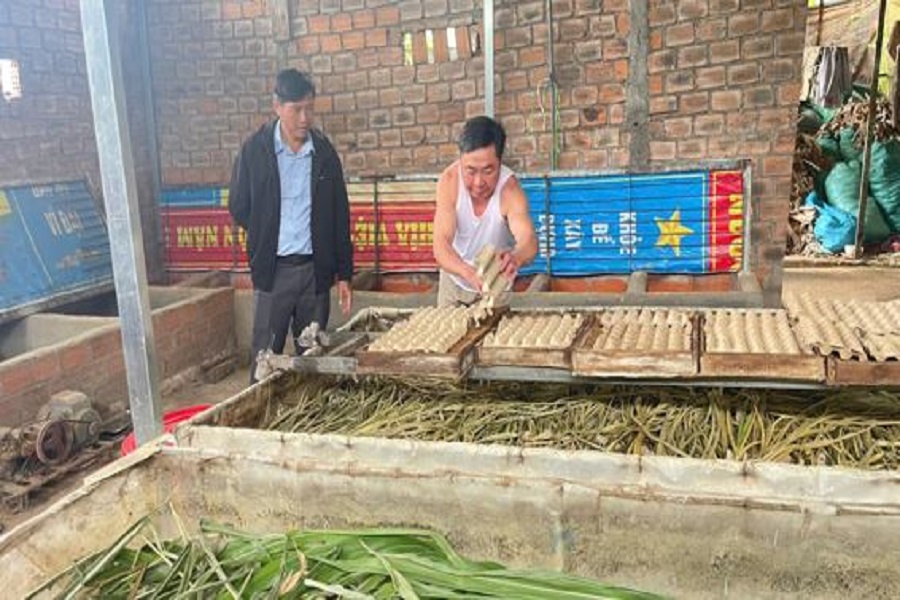 Không dừng lại ở việc bán dế thương phẩm, anh Châm tiếp tục tìm hướng nâng cao giá trị sản phẩm bằng cách chế biến các món ăn đặc sản phục vụ thực khách. Không dừng lại ở việc bán dế thương phẩm, anh Châm tiếp tục tìm hướng nâng cao giá trị sản phẩm bằng cách chế biến các món ăn đặc sản phục vụ thực khách.
