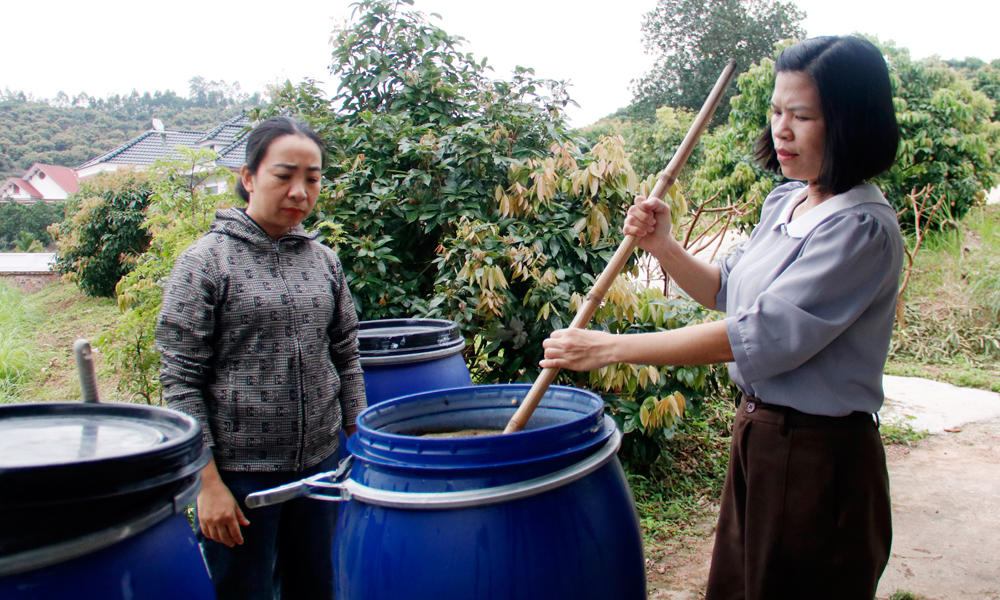 Cán bộ Trung tâm Khoa học công nghệ và Chuyển đổi số (Sở Khoa học và Công nghệ) hướng dẫn người dân xã Phúc Hòa sử dụng chế phẩm IMO, bảo vệ môi trường. Cán bộ Trung tâm Khoa học công nghệ và Chuyển đổi số (Sở Khoa học và Công nghệ) hướng dẫn người dân xã Phúc Hòa sử dụng chế phẩm IMO, bảo vệ môi trường.