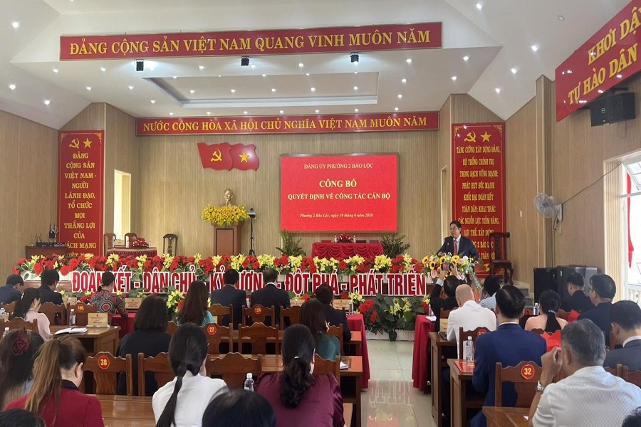 Quang cảnh Hội nghị công bố các quyết định về công tác cán bộ tại Phường 2 Bảo Lộc, tỉnh Lâm Đồng. Quang cảnh Hội nghị công bố các quyết định về công tác cán bộ tại Phường 2 Bảo Lộc, tỉnh Lâm Đồng.