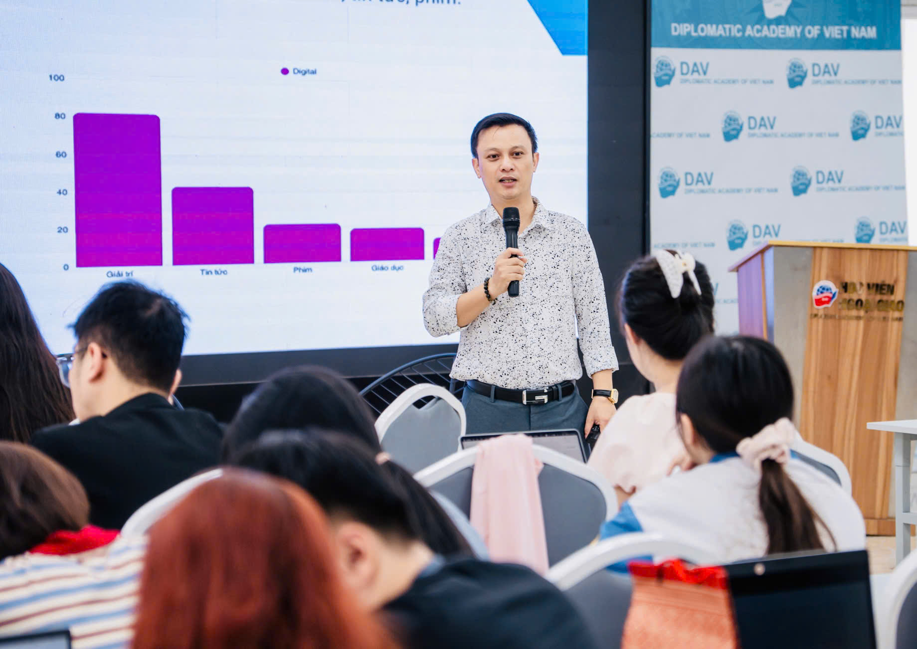 Báo chí phải chủ động tìm đến công chúng trên mọi nền tảng