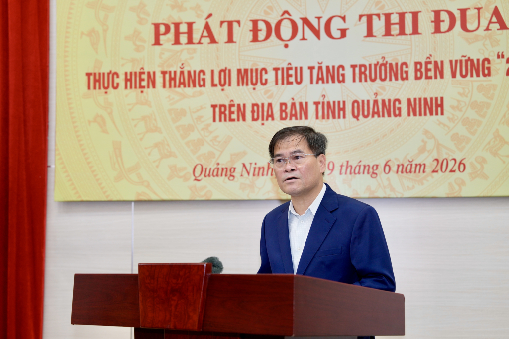 Ông Bùi Văn Khắng, Phó Bí thư Tỉnh ủy, Chủ tịch UBND tỉnh Quảng Ninh, Chủ tịch Hội đồng Thi đua - Khen thưởng tỉnh, phát biểu phát động thi đua Ông Bùi Văn Khắng, Phó Bí thư Tỉnh ủy, Chủ tịch UBND tỉnh Quảng Ninh, Chủ tịch Hội đồng Thi đua - Khen thưởng tỉnh, phát biểu phát động thi đua