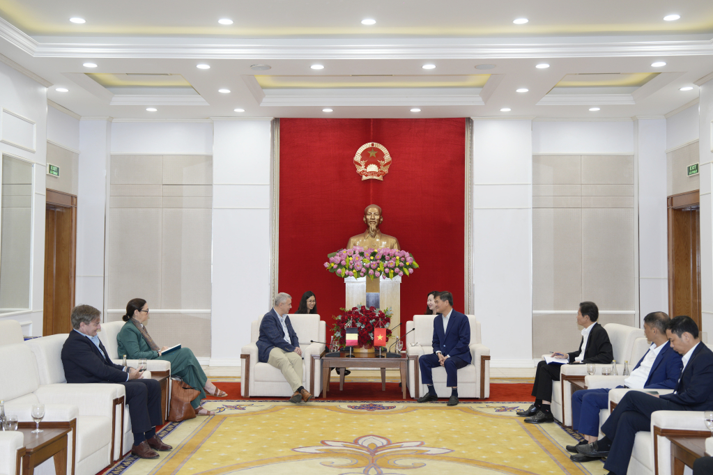 Ông Bùi Văn Khắng, Chủ tịch UBND tỉnh Quảng Ninh, tiếp xã giao ngài Karl Van Den Bossche, Đại sứ Đặc mệnh toàn quyền Vương quốc Bỉ tại Việt Nam. Ông Bùi Văn Khắng, Chủ tịch UBND tỉnh Quảng Ninh, tiếp xã giao ngài Karl Van Den Bossche, Đại sứ Đặc mệnh toàn quyền Vương quốc Bỉ tại Việt Nam.