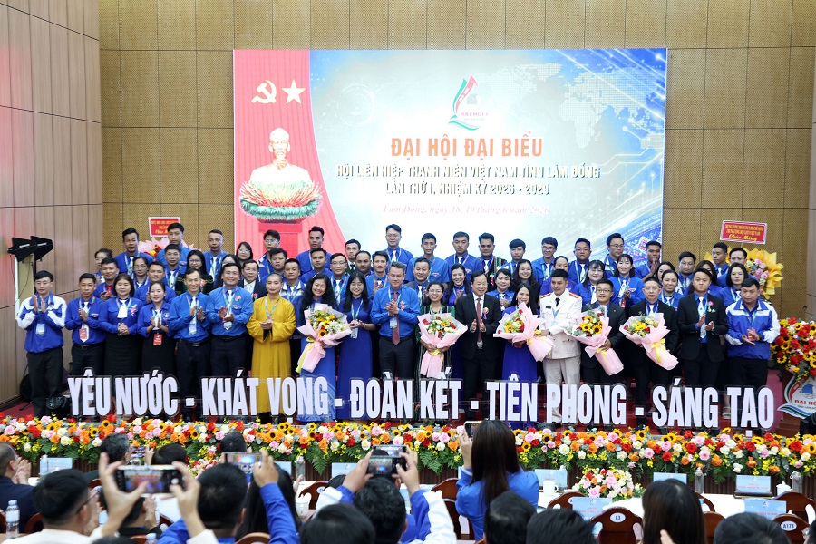 Ủy ban Hội LHTN Việt Nam tỉnh L&acirc;m Đồng kh&oacute;a I, nhiệm kỳ 2026 - 2029 ra mắt đại hội. Ảnh: Dương Phong