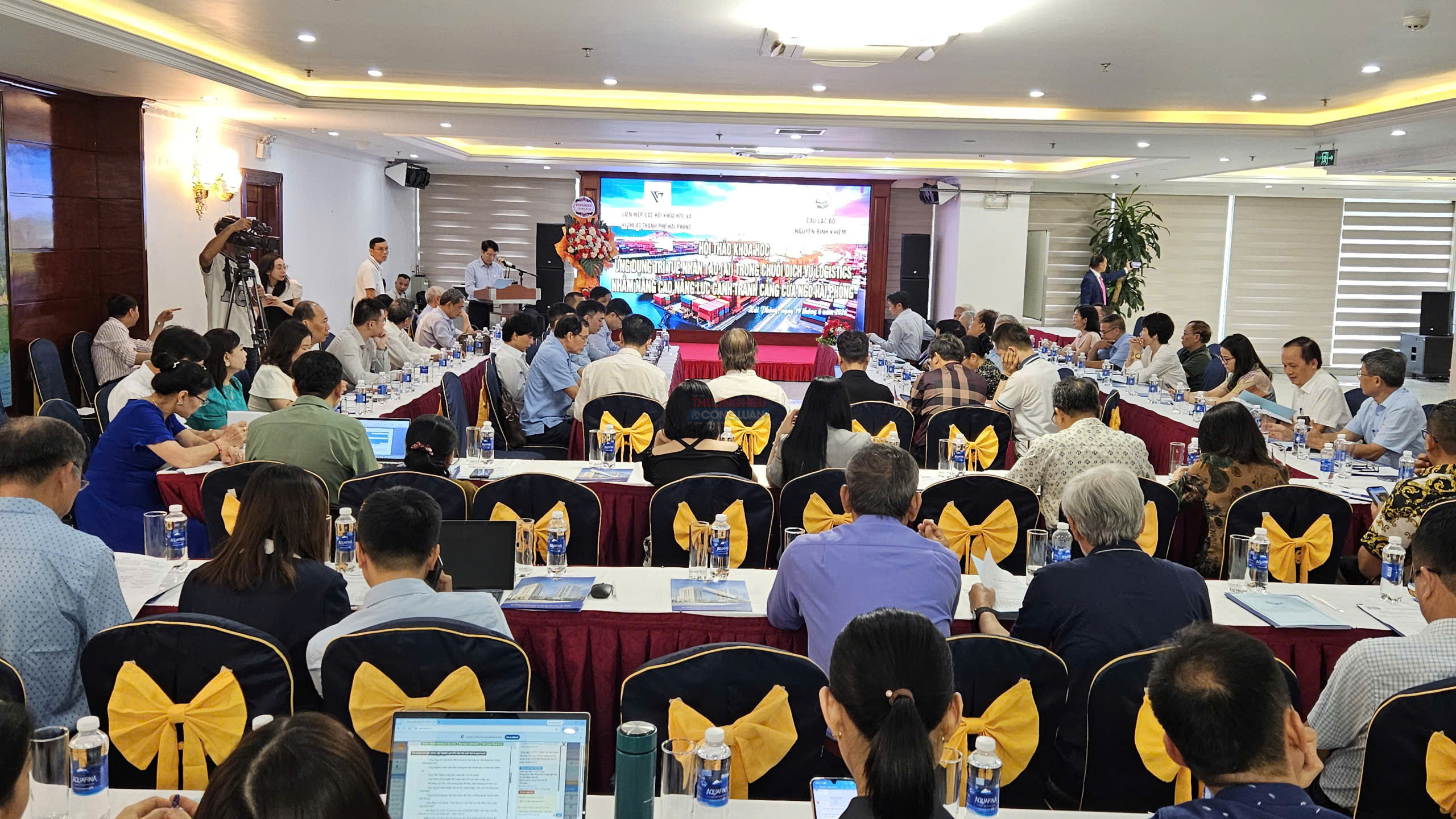 Quang cảnh hội thảo. Quang cảnh hội thảo.