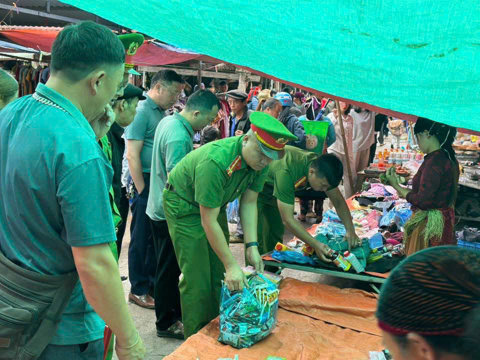 Tuyên Quang: Phát hiện và xử lý hàng hóa vi phạm tại chợ Phố Bảng