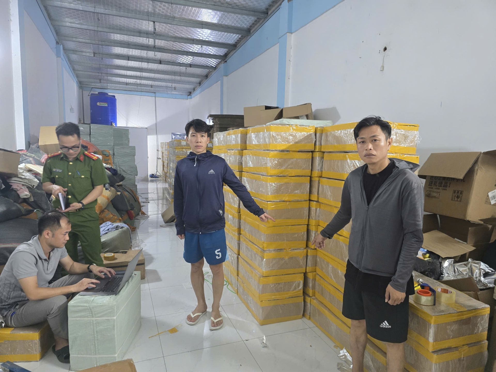 Bắc Ninh: Khen thưởng các lực lượng triệt phá kho chứa hơn 170.000 bao thuốc lá lậu