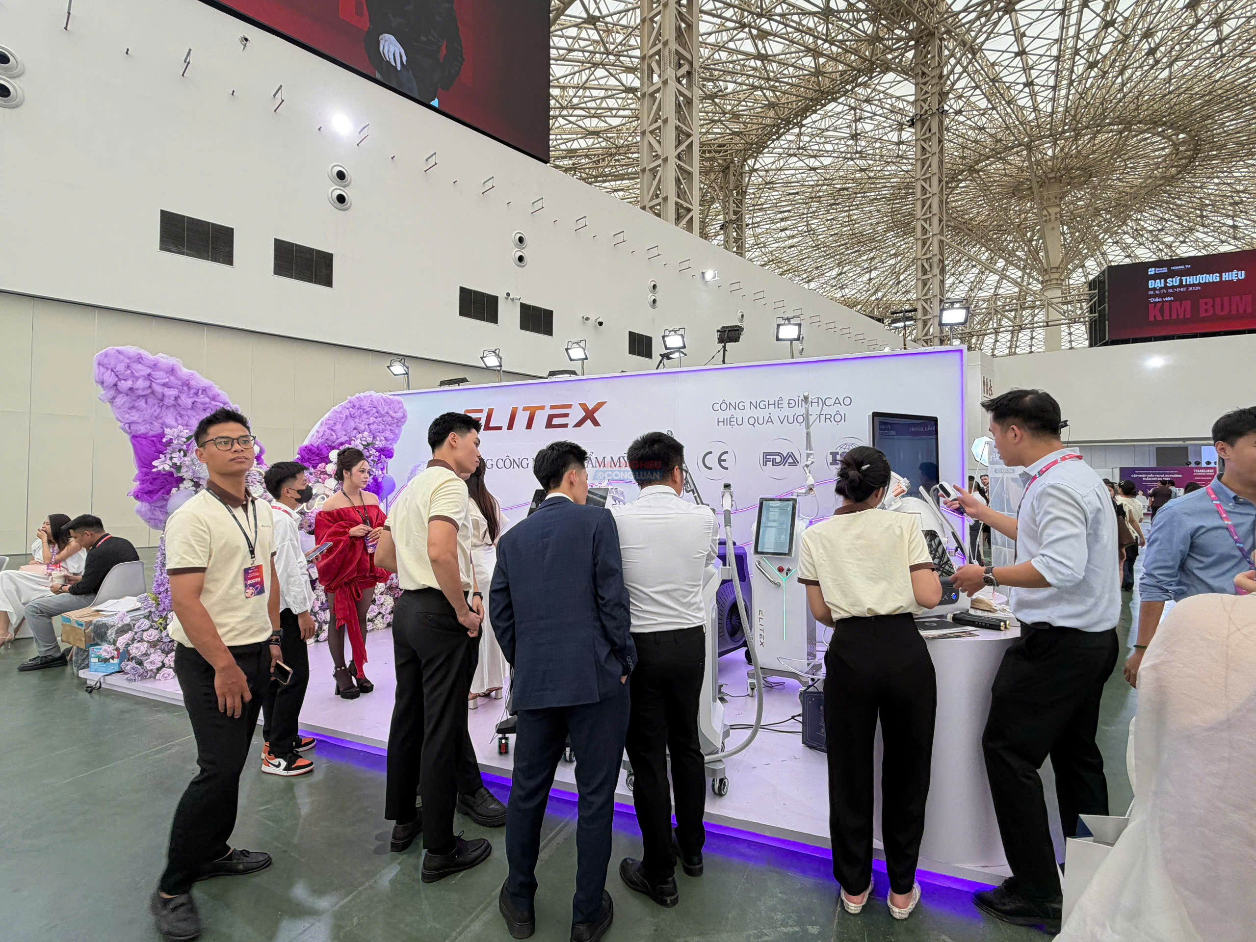 Kh&aacute;ch tham quan trải nghiệm v&agrave; t&igrave;m hiểu c&aacute;c thiết bị c&ocirc;ng nghệ thẩm mỹ thế hệ mới được giới thiệu tại Beauty Summit 2026.