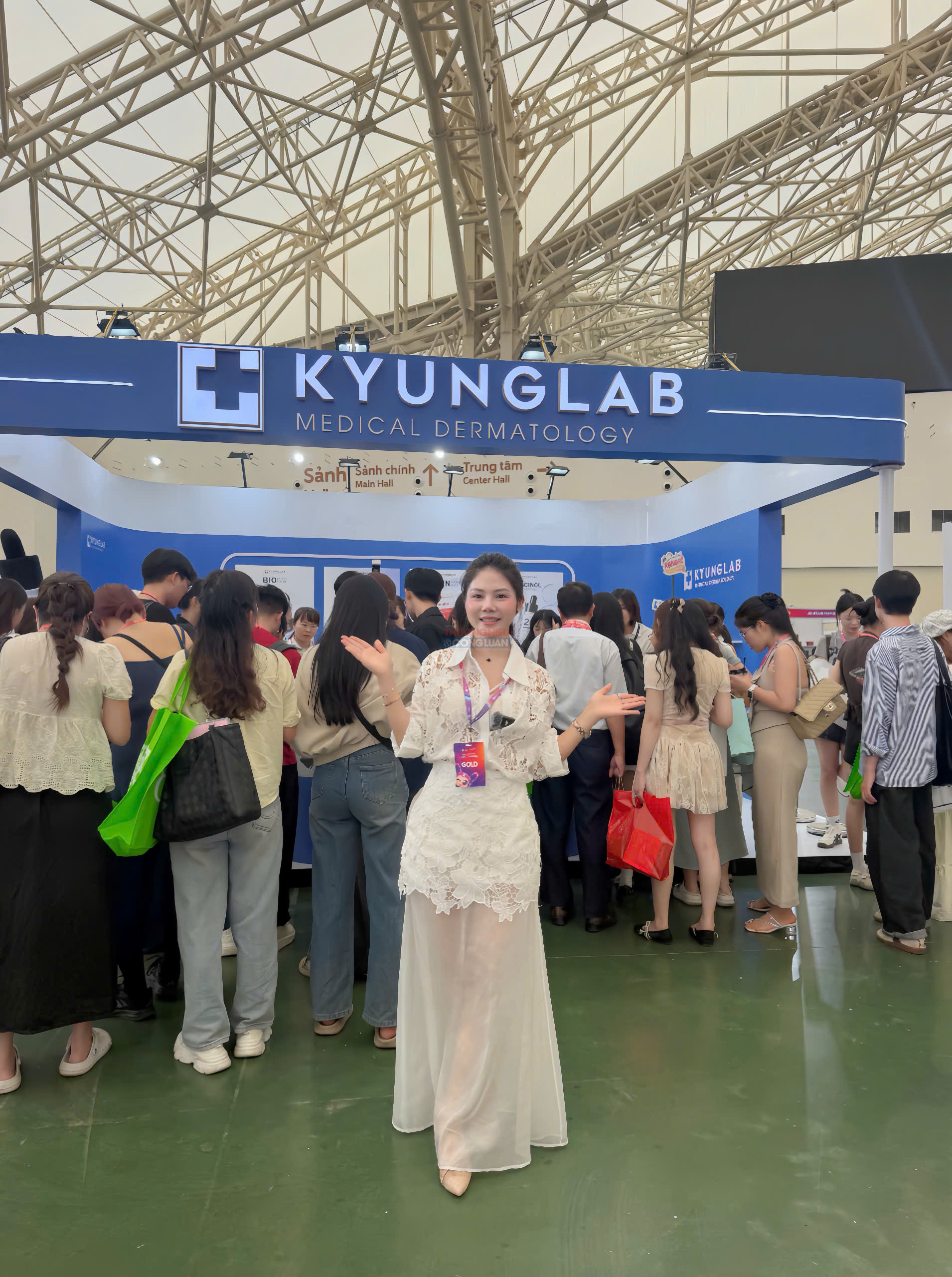 Khu vực trưng b&agrave;y mỹ phẩm v&agrave; dược mỹ phẩm thu h&uacute;t đ&ocirc;ng đảo kh&aacute;ch tham quan t&igrave;m hiểu sản phẩm v&agrave; xu hướng chăm s&oacute;c da.