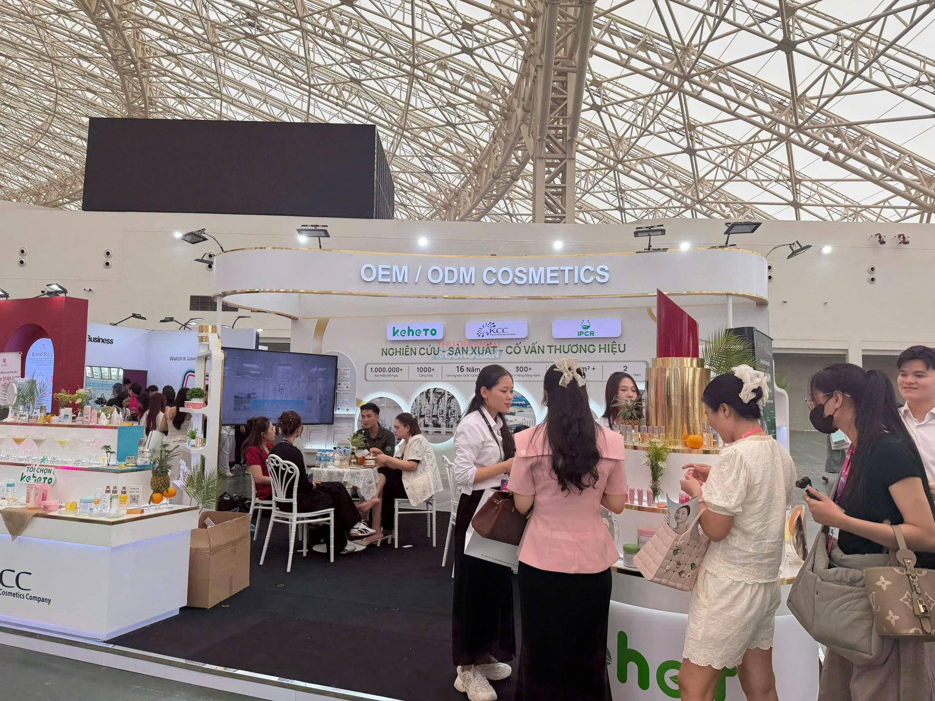 C&aacute;c nh&agrave; m&aacute;y sản xuất v&agrave; đơn vị gia c&ocirc;ng mỹ phẩm giới thiệu năng lực nghi&ecirc;n cứu, sản xuất v&agrave; ph&aacute;t triển thương hiệu tại Beauty Summit 2026.