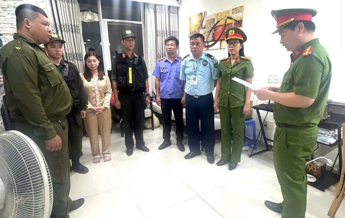 Lực lượng chức năng thi h&agrave;nh quyết định khởi tố đối với một đối tượng trong đường d&acirc;y mua b&aacute;n tr&aacute;i ph&eacute;p h&oacute;a đơn. (Ảnh: CACC)