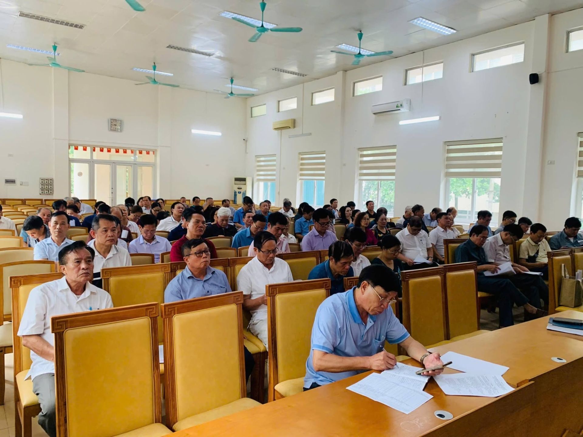 Cán bộ, đảng viên và đại diện các chi bộ tổ dân phố tham gia đóng góp ý kiến vào dự thảo Đề án tại hội nghị sáng 19/6. Cán bộ, đảng viên và đại diện các chi bộ tổ dân phố tham gia đóng góp ý kiến vào dự thảo Đề án tại hội nghị sáng 19/6.