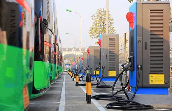 Hà Nội hỗ trợ 70% lãi vay cho xe buýt điện và hạ tầng trạm sạc
