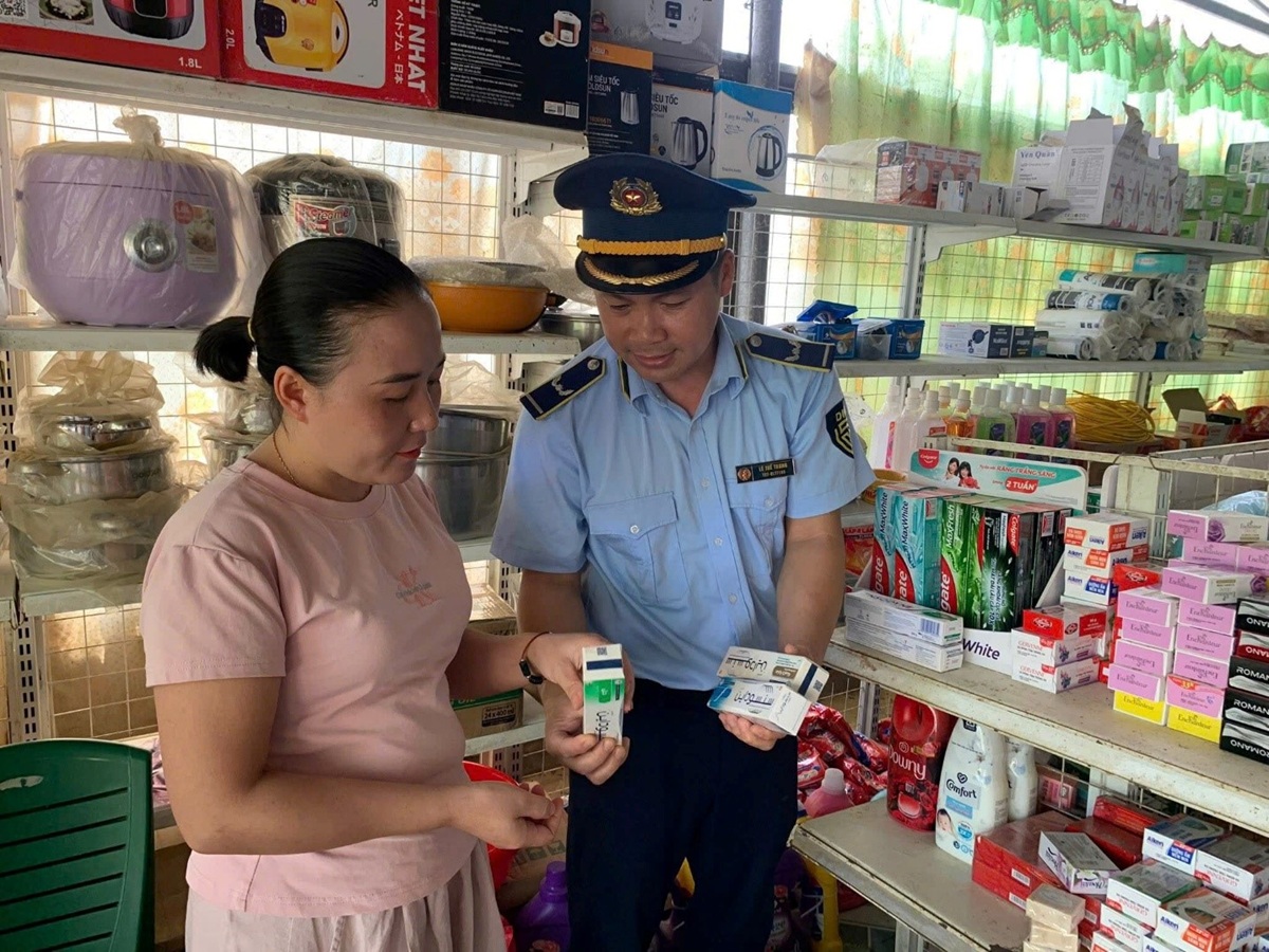 Sự phát triển mạnh mẽ của các chuỗi cung ứng và các thương hiệu quốc tế vô tình trở thành mảnh đất màu mỡ cho các đối tượng sản xuất, ký gửi và bày bán hàng giả mạo nhãn hiệu, gây tổn hại nghiêm trọng đến môi trường đầu tư và lòng tin của người tiêu dùng Sự phát triển mạnh mẽ của các chuỗi cung ứng và các thương hiệu quốc tế vô tình trở thành mảnh đất màu mỡ cho các đối tượng sản xuất, ký gửi và bày bán hàng giả mạo nhãn hiệu, gây tổn hại nghiêm trọng đến môi trường đầu tư và lòng tin của người tiêu dùng