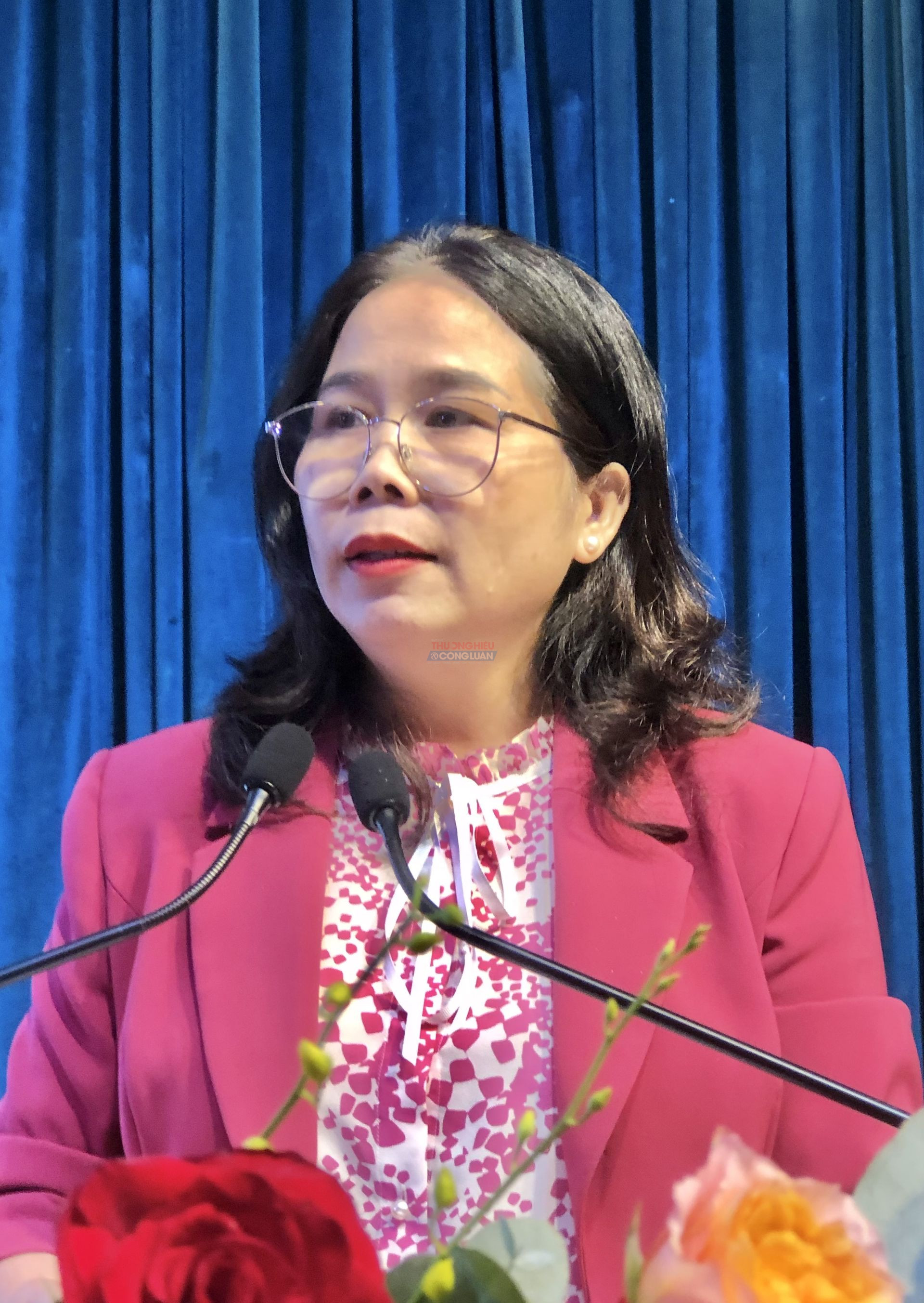 Bà Đỗ Thị Diệu Hạnh trình bày tham luận. Ảnh: VH Bà Đỗ Thị Diệu Hạnh trình bày tham luận. Ảnh: VH