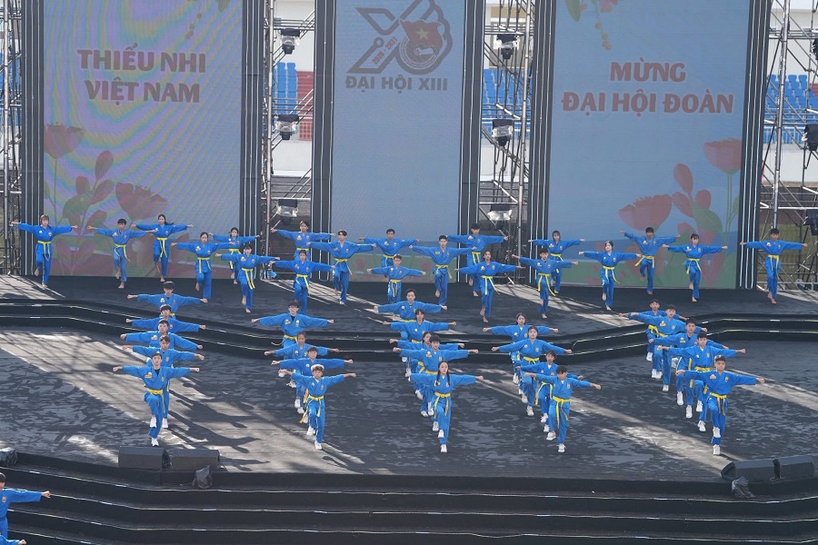 Những động tác mạnh mẽ, dứt khoát, đồng đều đã tạo nên bức tranh sinh động về tinh thần đoàn kết, ý chí rèn luyện, lòng tự hào dân tộc và khát vọng vươn lên của thế hệ măng non Việt Nam. Những động tác mạnh mẽ, dứt khoát, đồng đều đã tạo nên bức tranh sinh động về tinh thần đoàn kết, ý chí rèn luyện, lòng tự hào dân tộc và khát vọng vươn lên của thế hệ măng non Việt Nam.