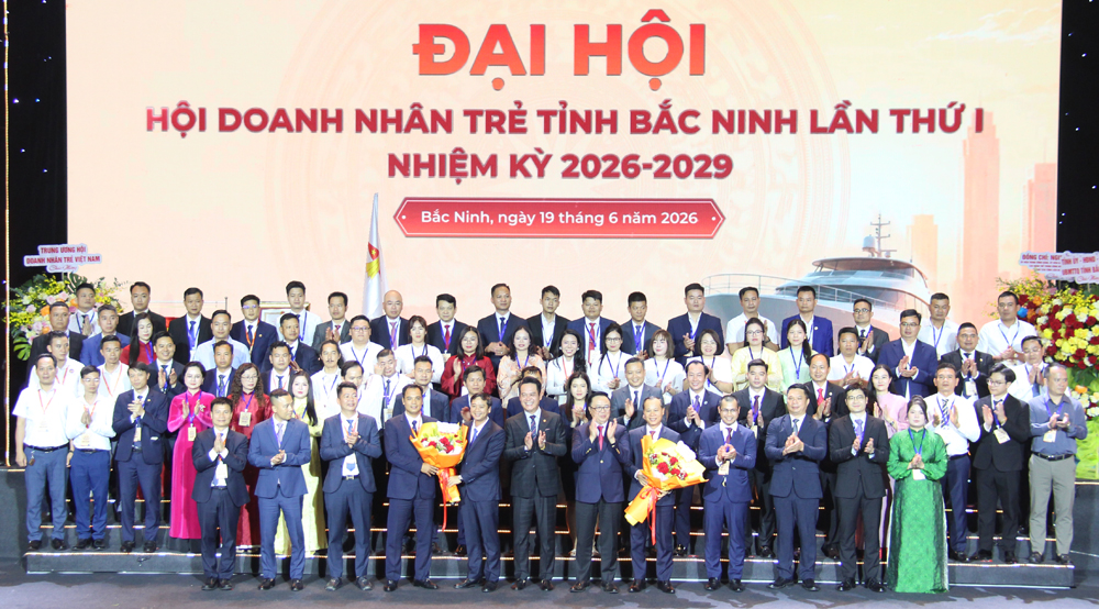 Ban Chấp hành khoá I ra mắt Đại hội. Ban Chấp hành khoá I ra mắt Đại hội.
