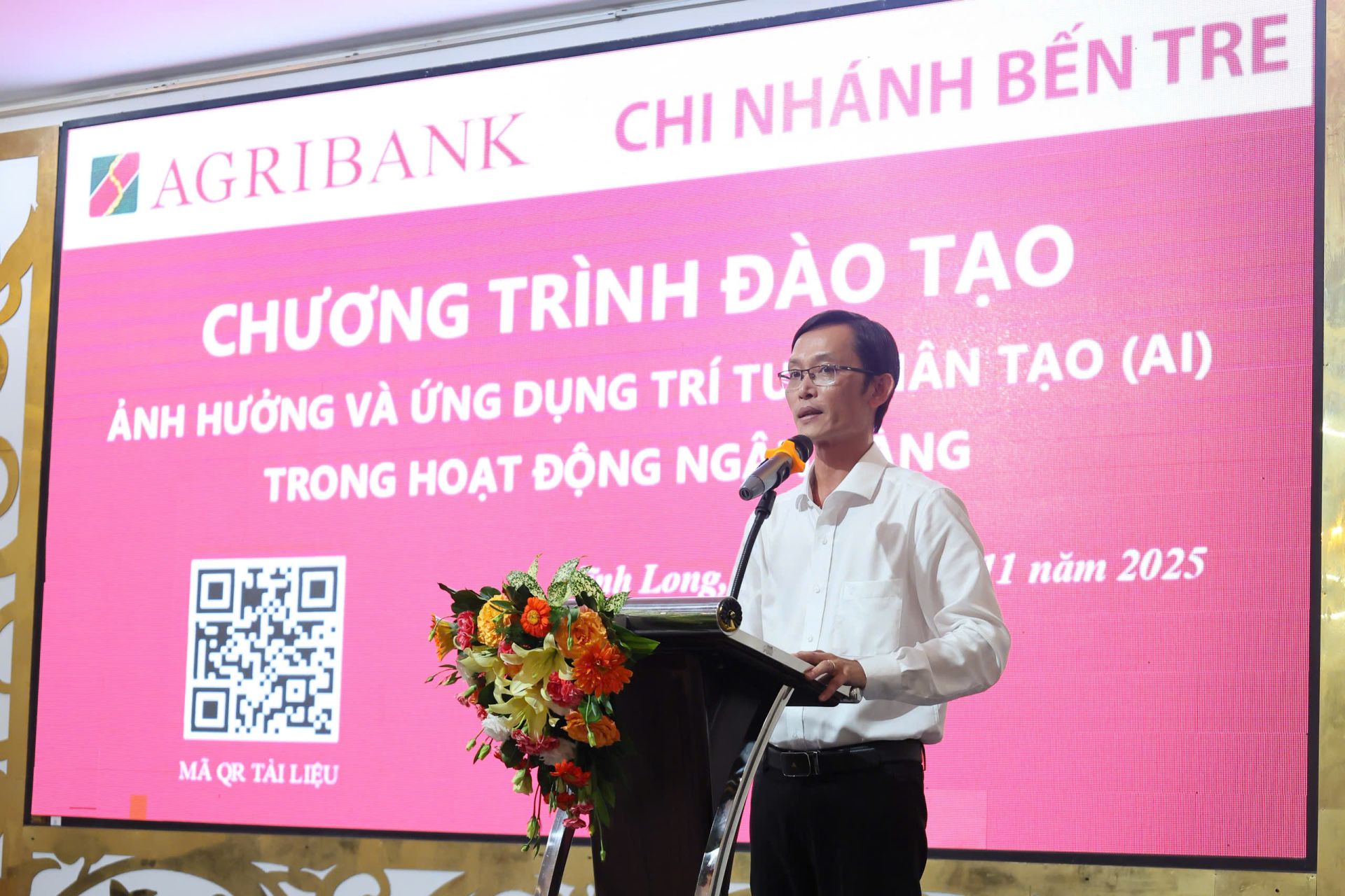 Ông Phan Minh Châu - Giám đốc Agribank Chi nhánh Bến Tre phát biểu khai mạc Chương trình đào tạo “Ảnh hưởng và ứng dụng trí tuệ nhân tạo (AI) trong hoạt động ngân hàng” Ông Phan Minh Châu - Giám đốc Agribank Chi nhánh Bến Tre phát biểu khai mạc Chương trình đào tạo “Ảnh hưởng và ứng dụng trí tuệ nhân tạo (AI) trong hoạt động ngân hàng”