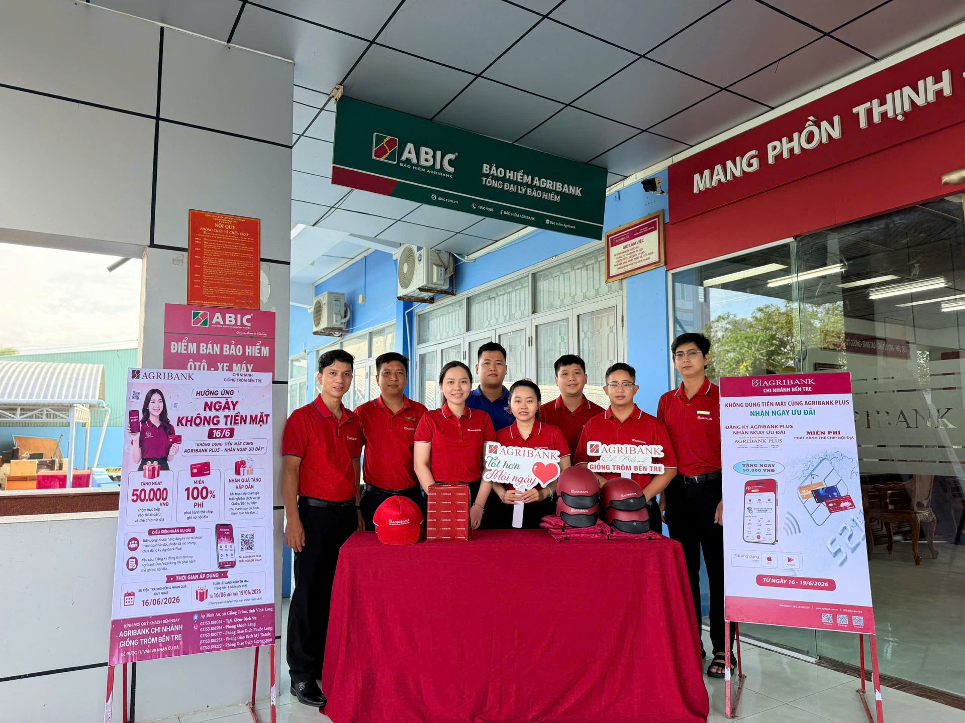 Agribank CN Bến Tre tích cực thúc đẩy chuyển đổi số, mở quầy hàng hỗ trợ khách hàng tiếp cận các sản phẩm, dịch vụ ngân hàng hiện đại Agribank CN Bến Tre tích cực thúc đẩy chuyển đổi số, mở quầy hàng hỗ trợ khách hàng tiếp cận các sản phẩm, dịch vụ ngân hàng hiện đại