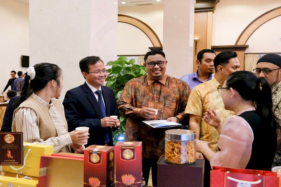 Các doanh nghiệp từ Malaysia tham quan các mặt hàng nông sản Lâm Đồng. Các doanh nghiệp từ Malaysia tham quan các mặt hàng nông sản Lâm Đồng.