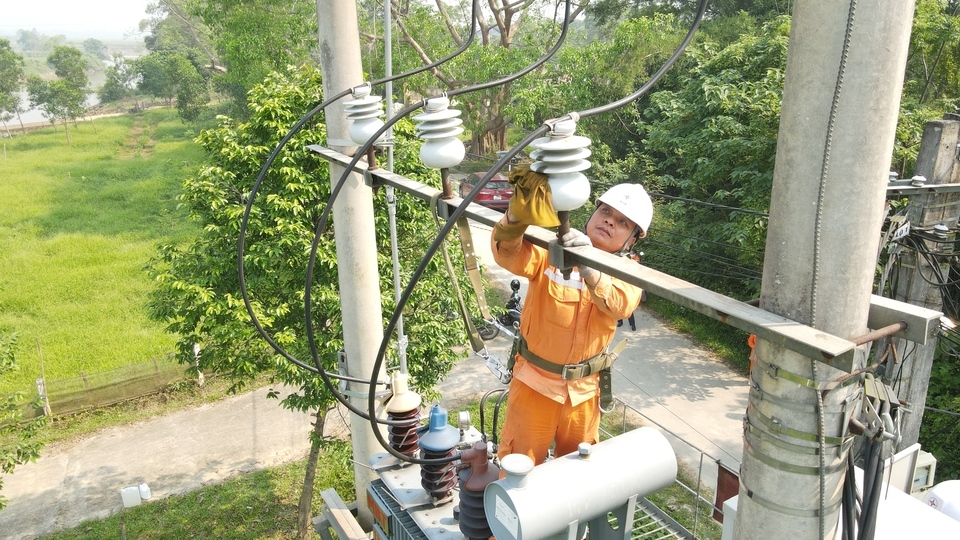 Chỉnh trang, vệ sinh, xử lý khiếm khuyết trên đường dây Chỉnh trang, vệ sinh, xử lý khiếm khuyết trên đường dây