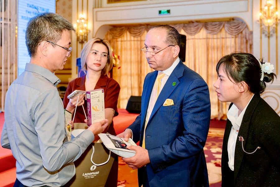 Doanh nghiệp Lâm Đồng giới thiệu sản phẩm với Ngài Thamer Mohammed A. Algosaibi, Đại sứ Đặc mệnh toàn quyền Vương quốc Ả Rập Xê Út tại Việt Nam. Doanh nghiệp Lâm Đồng giới thiệu sản phẩm với Ngài Thamer Mohammed A. Algosaibi, Đại sứ Đặc mệnh toàn quyền Vương quốc Ả Rập Xê Út tại Việt Nam.