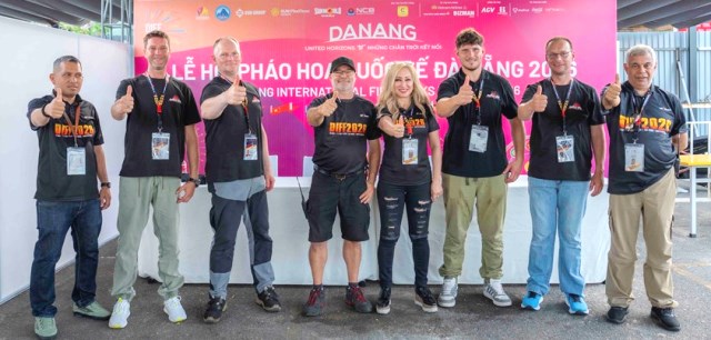 C&aacute;c th&agrave;nh vi&ecirc;n đội Đức c&ugrave;ng b&agrave; Nadia Shakira Wong - Gi&aacute;m đốc điều h&agrave;nh C&ocirc;ng ty Global 2000 (giữa)