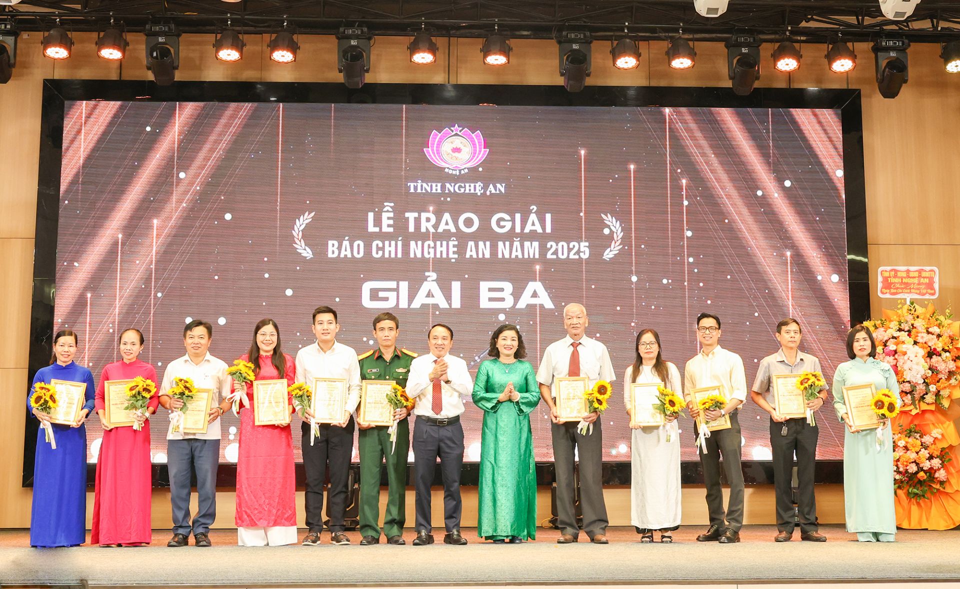 Phó Chủ tịch Thường trực HĐND tỉnh Dương Đình Chỉnh và Chủ nhiệm Uỷ ban kiểm tra Tỉnh ủy Nguyễn Thị Hồng Hoa trao Chứng nhận và hoa chúc mừng các tác giả, nhóm tác giả đạt Giải Ba. Phó Chủ tịch Thường trực HĐND tỉnh Dương Đình Chỉnh và Chủ nhiệm Uỷ ban kiểm tra Tỉnh ủy Nguyễn Thị Hồng Hoa trao Chứng nhận và hoa chúc mừng các tác giả, nhóm tác giả đạt Giải Ba.