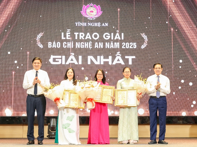 Phó Bí thư Thường trực Tỉnh uỷ, Chủ tịch HĐND tỉnh Hoàng Nghĩa Hiếu và Chủ tịch UBND tỉnh Võ Trọng Hải trao Chứng nhận và hoa chúc mừng các tác giả, nhóm tác giả đạt Giải Nhất. Phó Bí thư Thường trực Tỉnh uỷ, Chủ tịch HĐND tỉnh Hoàng Nghĩa Hiếu và Chủ tịch UBND tỉnh Võ Trọng Hải trao Chứng nhận và hoa chúc mừng các tác giả, nhóm tác giả đạt Giải Nhất.