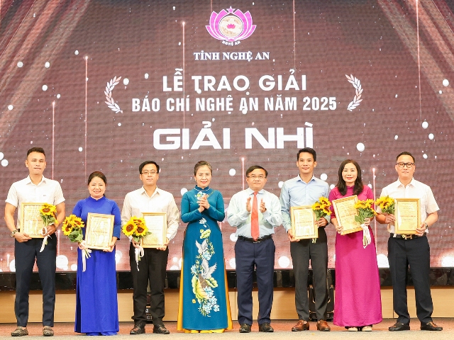 Phó Bí thư Tỉnh uỷ, Chủ tịch Uỷ ban MTTQ tỉnh Võ Thị Minh Sinh và Trưởng Ban Tuyên giáo và Dân vận Tỉnh uỷ Ngọc Kim Nam trao Chứng nhận và hoa chúc mừng các tác giả, nhóm tác giả đạt Giải Nhì. Phó Bí thư Tỉnh uỷ, Chủ tịch Uỷ ban MTTQ tỉnh Võ Thị Minh Sinh và Trưởng Ban Tuyên giáo và Dân vận Tỉnh uỷ Ngọc Kim Nam trao Chứng nhận và hoa chúc mừng các tác giả, nhóm tác giả đạt Giải Nhì.