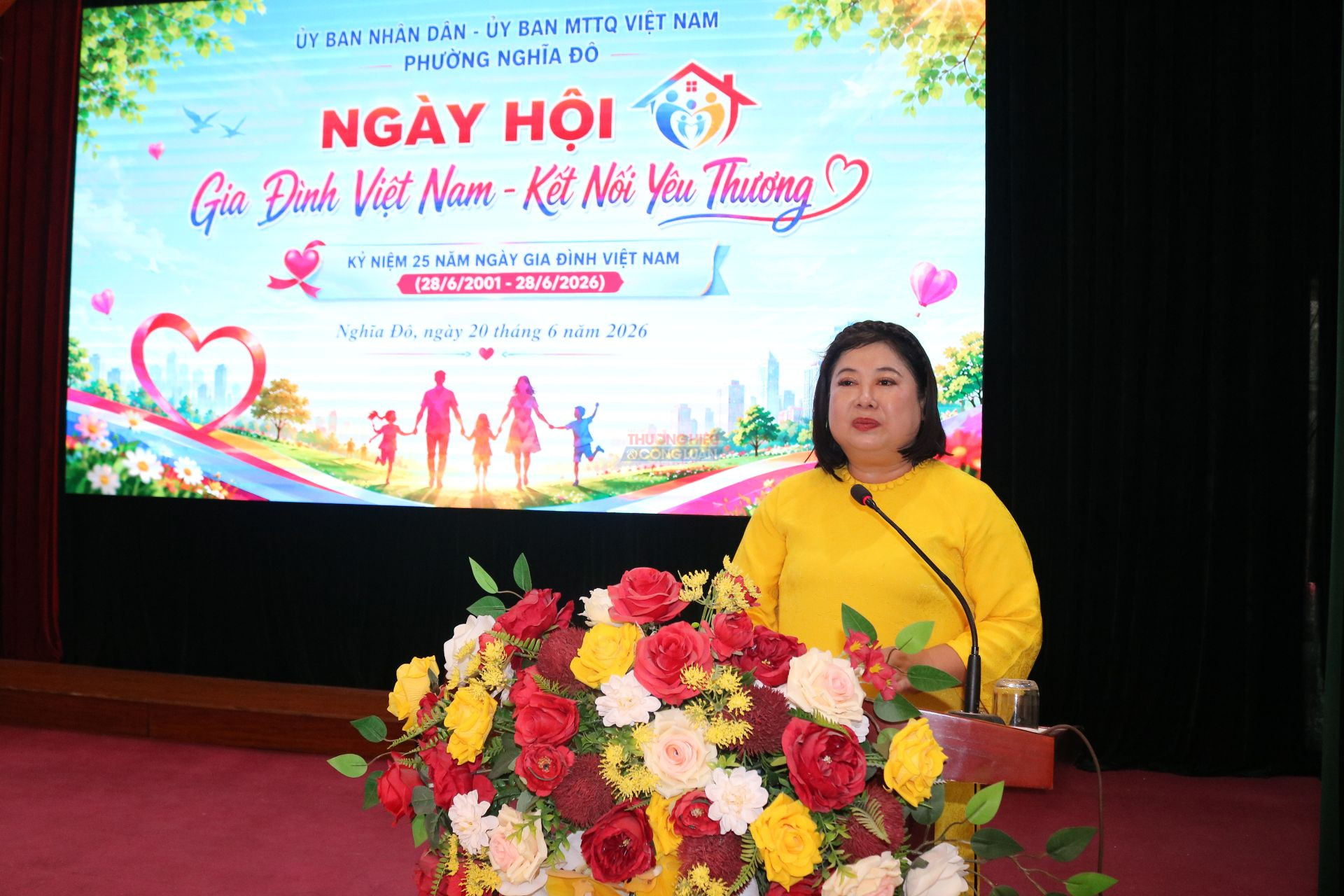 B&agrave; Nguyễn Kim L&ecirc;, Chủ tịch Ủy ban MTTQ Việt Nam phường Nghĩa Đ&ocirc; ph&aacute;t biểu khai mạc Ng&agrave;y hội.