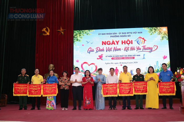 C&aacute;c tập thể được trao cờ lưu niệm ghi nhận những đ&oacute;ng g&oacute;p trong c&aacute;c hoạt động x&acirc;y dựng đời sống văn h&oacute;a, củng cố khối đại đo&agrave;n kết to&agrave;n d&acirc;n tr&ecirc;n địa b&agrave;n phường.
