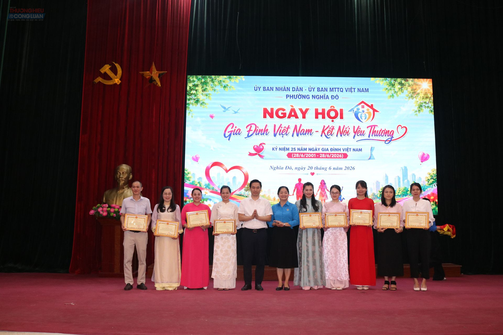 C&aacute;c c&aacute; nh&acirc;n ti&ecirc;u biểu được khen thưởng v&igrave; những đ&oacute;ng g&oacute;p t&iacute;ch cực trong phong tr&agrave;o x&acirc;y dựng gia đ&igrave;nh văn h&oacute;a v&agrave; hoạt động cộng đồng.