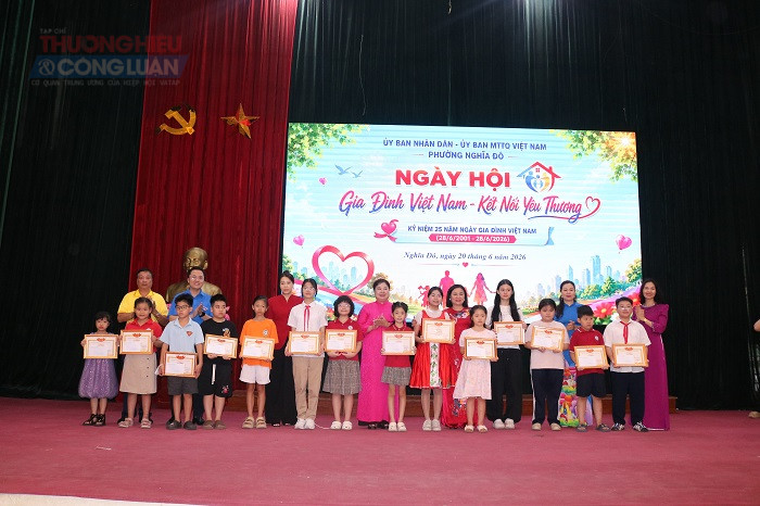C&aacute;c em học sinh được trao tặng giấy khen v&igrave; c&oacute; th&agrave;nh t&iacute;ch học tập tốt.
