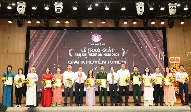 Phó Chủ tịch HĐND tỉnh Nguyễn Như Khôi và Phó Chủ tịch UBND tỉnh Thái Văn Thành trao Chứng nhận và hoa chúc mừng các tác giả, nhóm tác giả đạt Giải Khuyến khích. Phó Chủ tịch HĐND tỉnh Nguyễn Như Khôi và Phó Chủ tịch UBND tỉnh Thái Văn Thành trao Chứng nhận và hoa chúc mừng các tác giả, nhóm tác giả đạt Giải Khuyến khích.