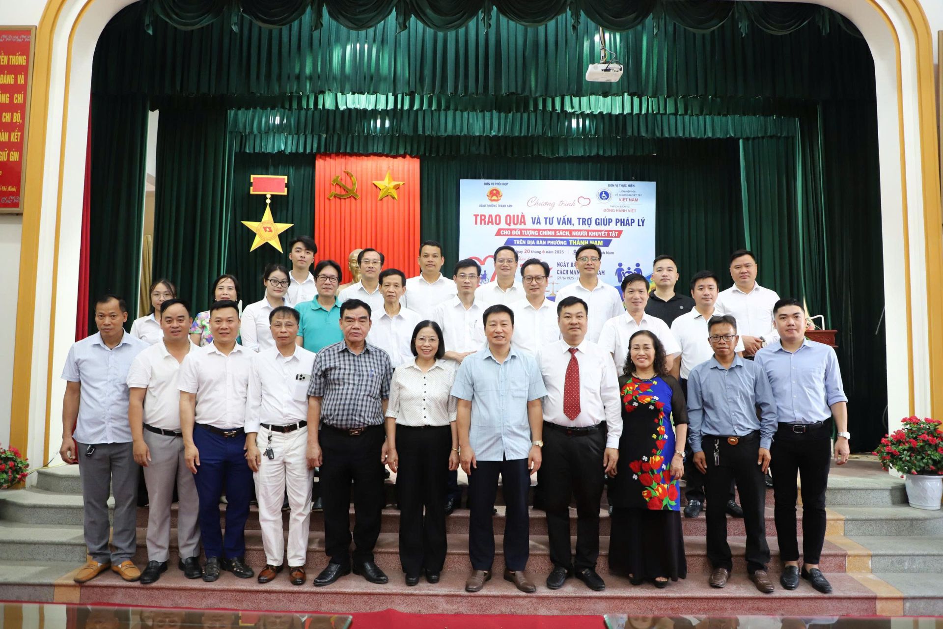 Các đại biểu chụp hình lưu niệm Các đại biểu chụp hình lưu niệm
