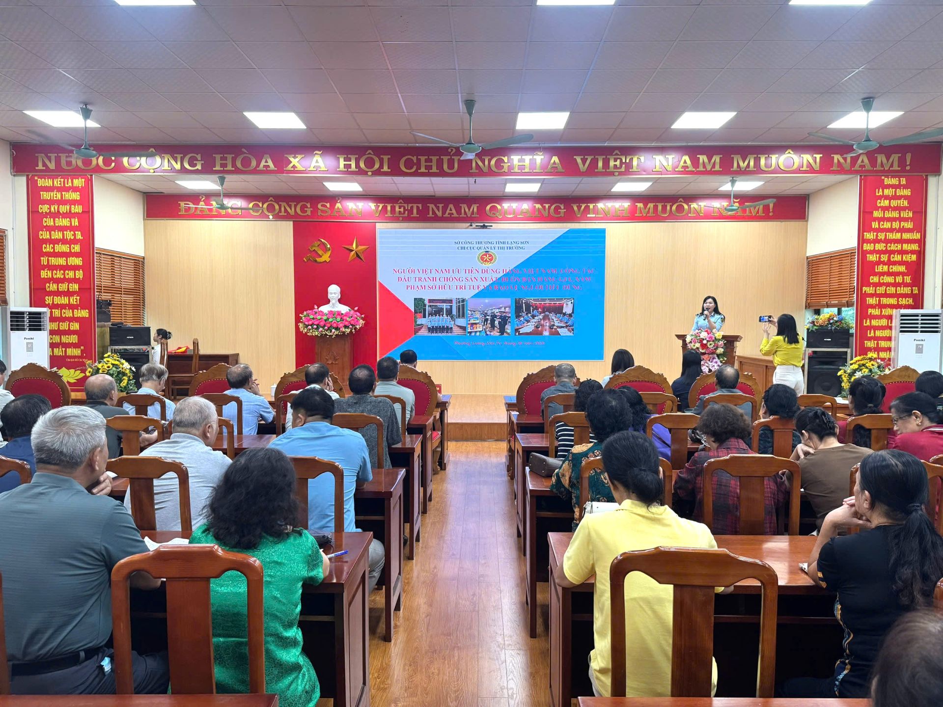 Quang cảnh hội nghị Quang cảnh hội nghị