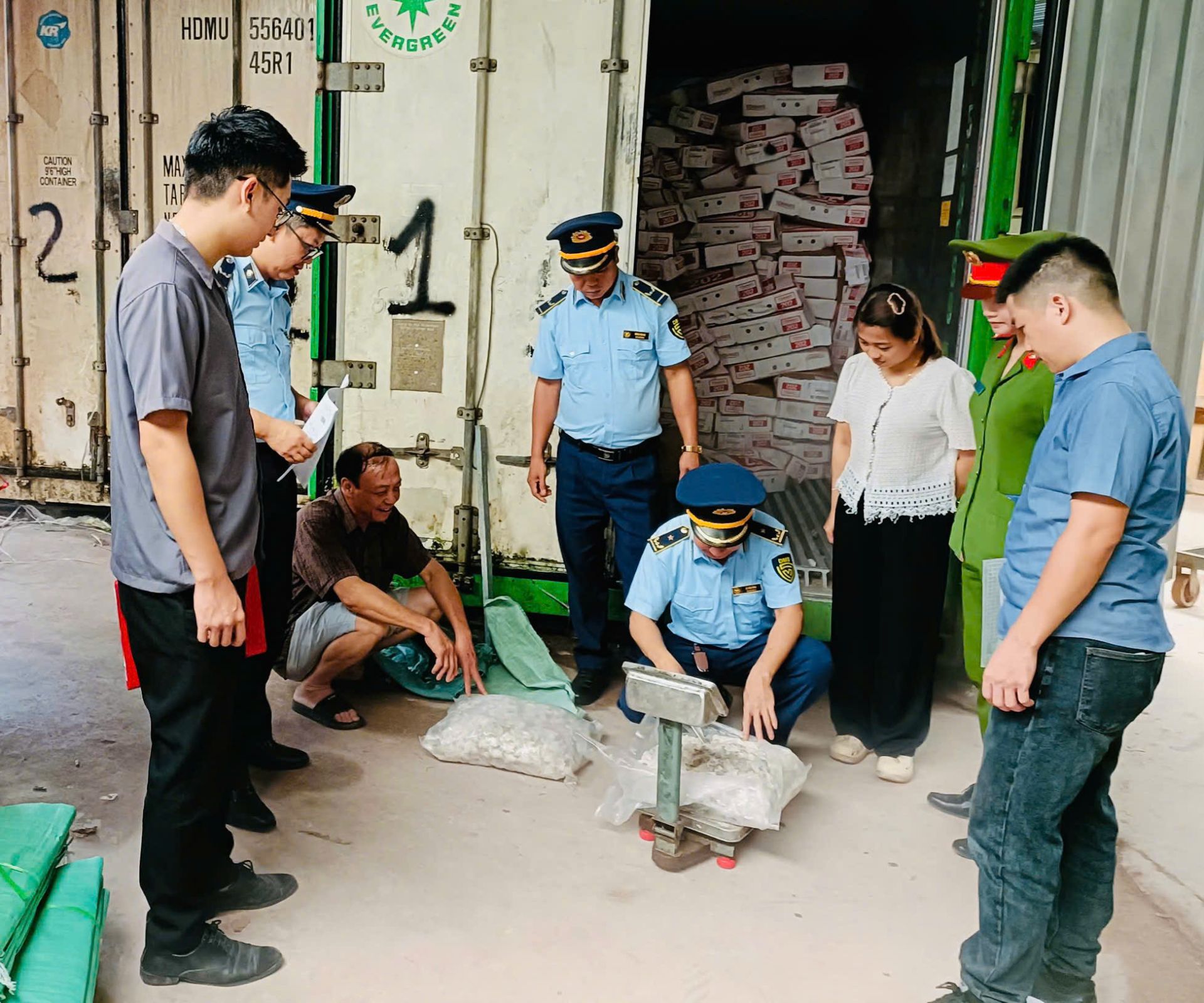Lạng Sơn: Phát hiện 330 kg chân lợn không rõ nguồn gốc