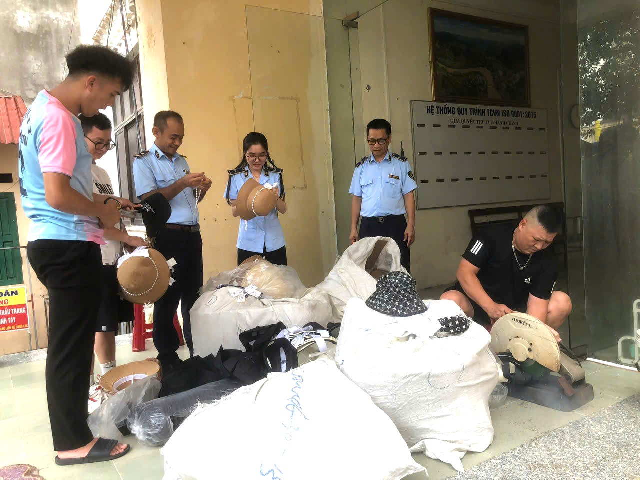 Lạng Sơn: Tiêu hủy gần 950 sản phẩm giả mạo nhãn hiệu nổi tiếng
