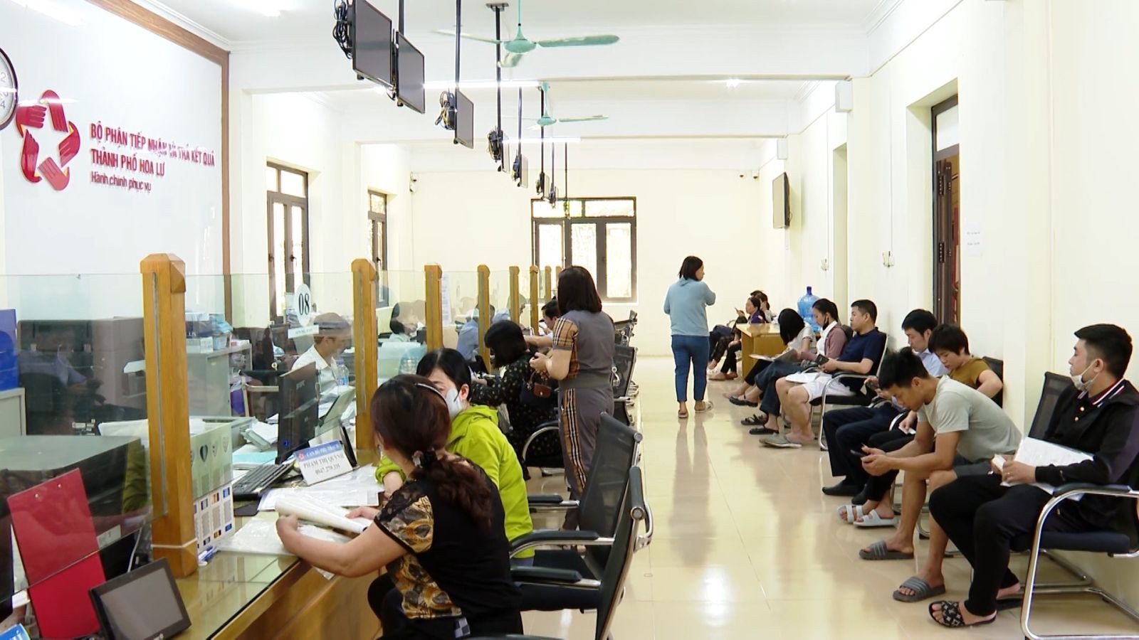 Bộ phận tiếp nhận và trả kết quả phường Hoa Lư Bộ phận tiếp nhận và trả kết quả phường Hoa Lư