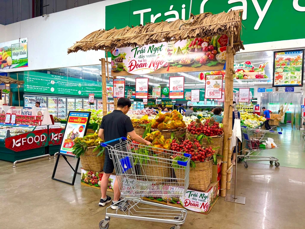 Người tiêu dùng mua sắm tại siêu thị trong chương trình khuyến mại mùa hè với nhiều ưu đãi dành cho các mặt hàng thiết yếu và thực phẩm tươi sống. Người tiêu dùng mua sắm tại siêu thị trong chương trình khuyến mại mùa hè với nhiều ưu đãi dành cho các mặt hàng thiết yếu và thực phẩm tươi sống.