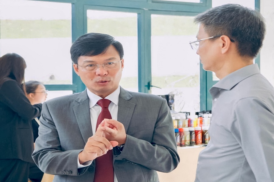 Tỉnh ủy viên, Phó Chủ tịch UBND tỉnh Đinh Văn Tuấn trao đổi về thị trường Halal với doanh nghiệp Tỉnh ủy viên, Phó Chủ tịch UBND tỉnh Đinh Văn Tuấn trao đổi về thị trường Halal với doanh nghiệp