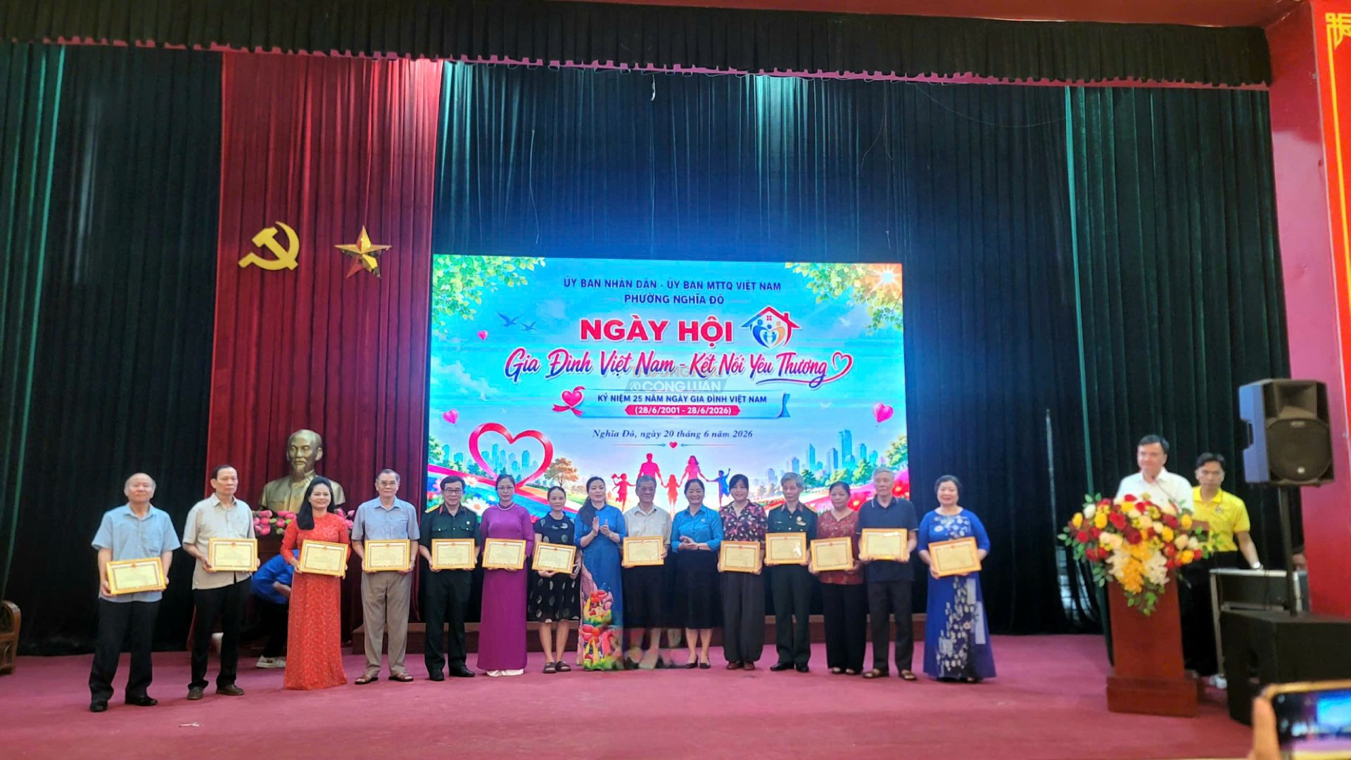 Các gia đình tiêu biểu được biểu dương, khen thưởng tại Ngày hội “Gia đình Việt Nam - Kết nối yêu thương” năm 2026. Các gia đình tiêu biểu được biểu dương, khen thưởng tại Ngày hội “Gia đình Việt Nam - Kết nối yêu thương” năm 2026.