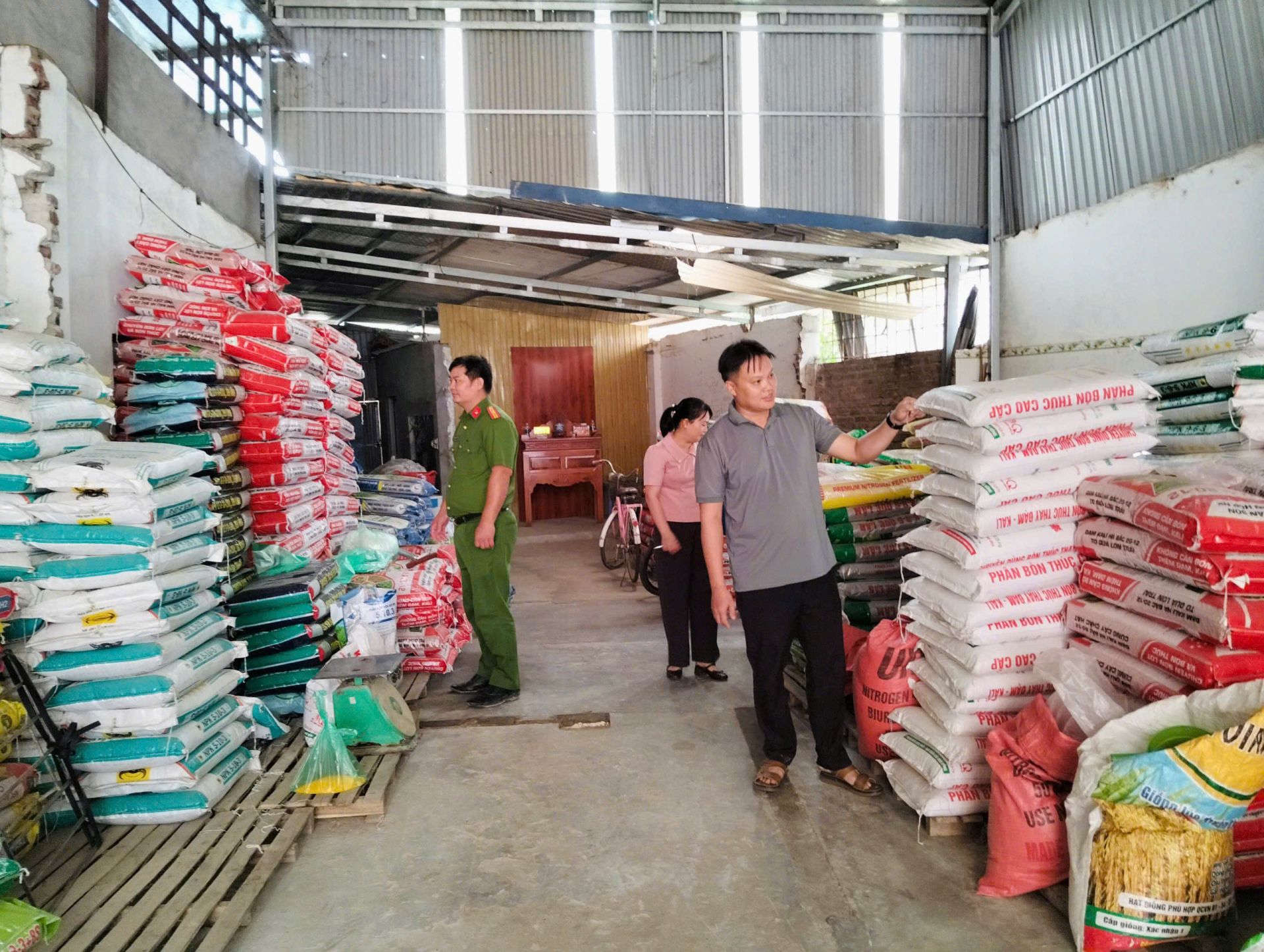 Tuyên Quang: Xã Tân Trào siết chặt quản lý vật tư nông nghiệp, khuyến cáo nông dân thực hiện nguyên tắc "4 Đúng - 1 Báo"