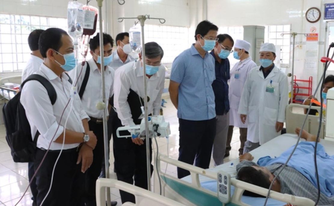 Lãnh đạo tỉnh Đồng Tháp thăm hỏi nạn nhân bị ngộ độc do ăn bánh mì của cơ sở bánh mì Hồng Ngọc 12 vào năm 2024. Ảnh: Cổng TTĐT Đồng Tháp Lãnh đạo tỉnh Đồng Tháp thăm hỏi nạn nhân bị ngộ độc do ăn bánh mì của cơ sở bánh mì Hồng Ngọc 12 vào năm 2024. Ảnh: Cổng TTĐT Đồng Tháp