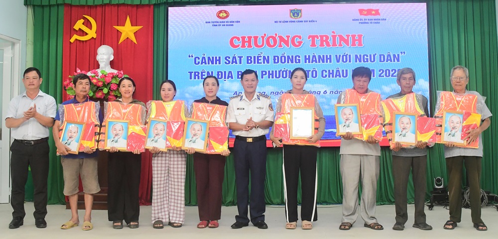 Bộ Tư lệnh Vùng Cảnh sát biển 4 đồng hành với ngư dân phường Tô Châu