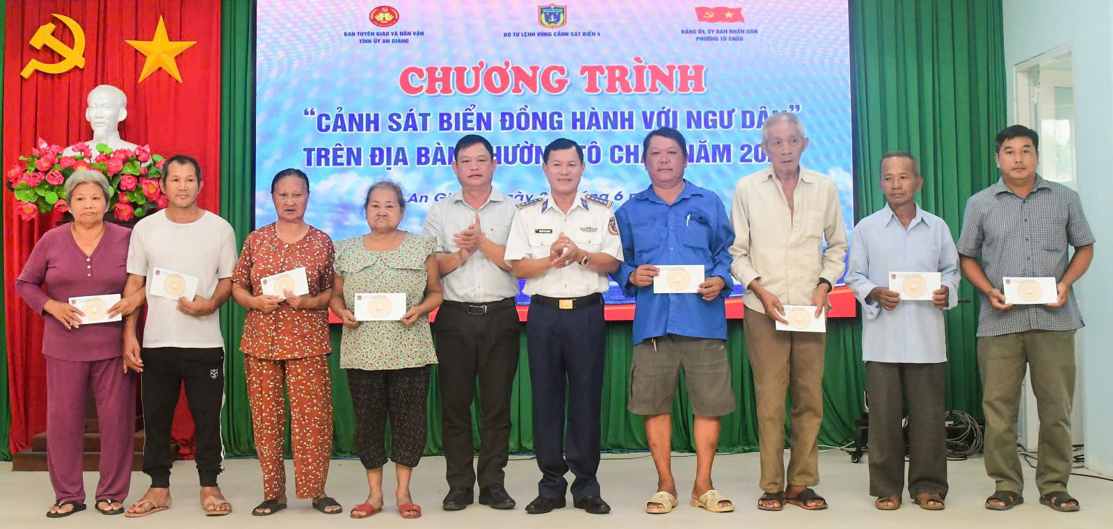 Đại tá Nguyễn Thái Dương Ủy viên Ban thường vụ, Phó Chính ủy BTL Vùng Cảnh sát biển 4 và lãnh đạo địa phương tặng quà cho các gia đình chính sách, hộ nghèo và học sinh có hoàn cảnh khó khăn vượt khó trên địa bàn phường Tô Châu Đại tá Nguyễn Thái Dương Ủy viên Ban thường vụ, Phó Chính ủy BTL Vùng Cảnh sát biển 4 và lãnh đạo địa phương tặng quà cho các gia đình chính sách, hộ nghèo và học sinh có hoàn cảnh khó khăn vượt khó trên địa bàn phường Tô Châu