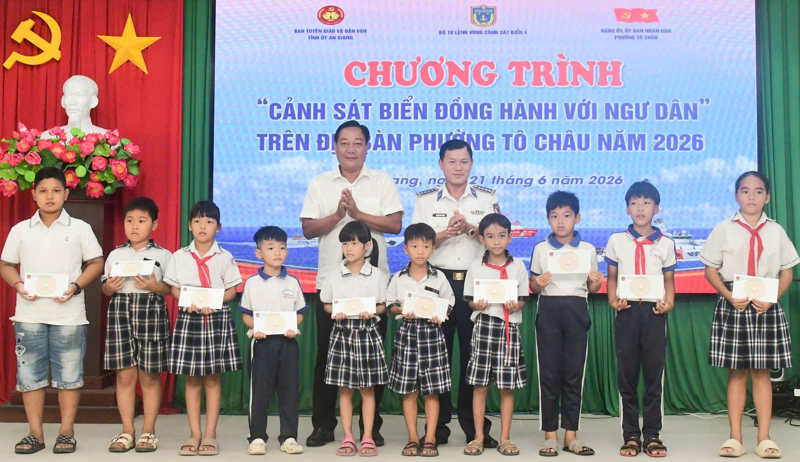 Đại tá Nguyễn Thái Dương Ủy viên Ban thường vụ, Phó Chính ủy BTL Vùng Cảnh sát biển 4 và lãnh đạo địa phương tặng quà cho các gia đình chính sách, hộ nghèo và học sinh có hoàn cảnh khó khăn vượt khó trên địa bàn phường Tô Châu Đại tá Nguyễn Thái Dương Ủy viên Ban thường vụ, Phó Chính ủy BTL Vùng Cảnh sát biển 4 và lãnh đạo địa phương tặng quà cho các gia đình chính sách, hộ nghèo và học sinh có hoàn cảnh khó khăn vượt khó trên địa bàn phường Tô Châu