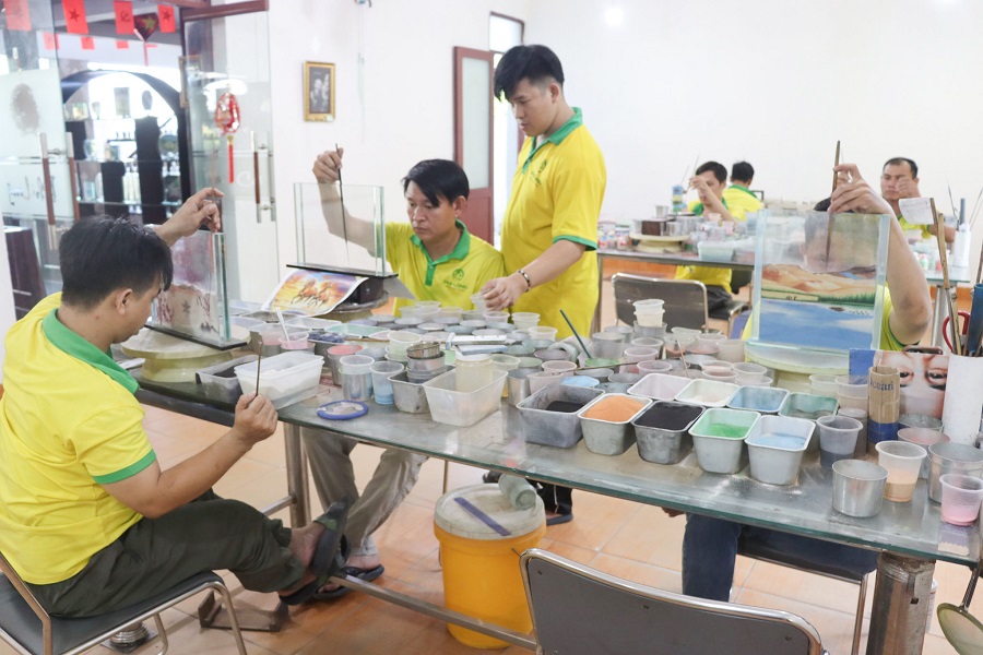 Hoạt động thường nhật tại Xưởng thiết kế vẽ tranh của Cơ sở tranh cát Phi Long. Hoạt động thường nhật tại Xưởng thiết kế vẽ tranh của Cơ sở tranh cát Phi Long.
