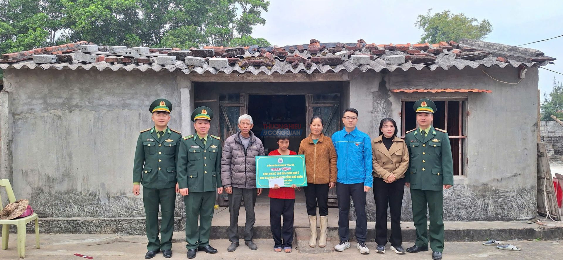 Đồn Biên phòng Trà Cổ trao tặng kinh phí hỗ trợ sửa chữa nhà ở cho gia đình có hoàn cảnh khó khăn Đồn Biên phòng Trà Cổ trao tặng kinh phí hỗ trợ sửa chữa nhà ở cho gia đình có hoàn cảnh khó khăn