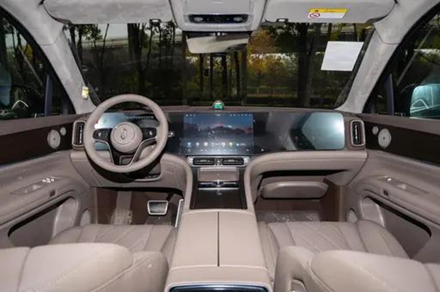 Khoang lái của AITO M9 tích hợp nhiều màn hình kỹ thuật số, hệ điều hành HarmonyOS cùng các tính năng AI và hỗ trợ lái thông minh do Huawei phát triển Khoang lái của AITO M9 tích hợp nhiều màn hình kỹ thuật số, hệ điều hành HarmonyOS cùng các tính năng AI và hỗ trợ lái thông minh do Huawei phát triển